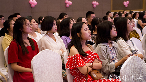 诗酒趁年华    亚洲成人久久举行2018届毕业典礼