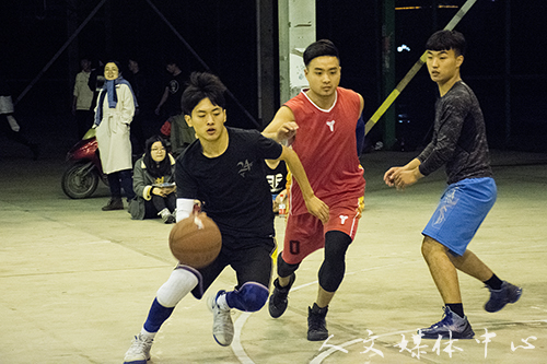 激情动感 盛世篮球 亚洲成人久久举办新老生篮球赛