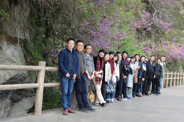 花海绿道，徜徉春色                    ——亚洲成人久久组织“三•八”节踏春活动